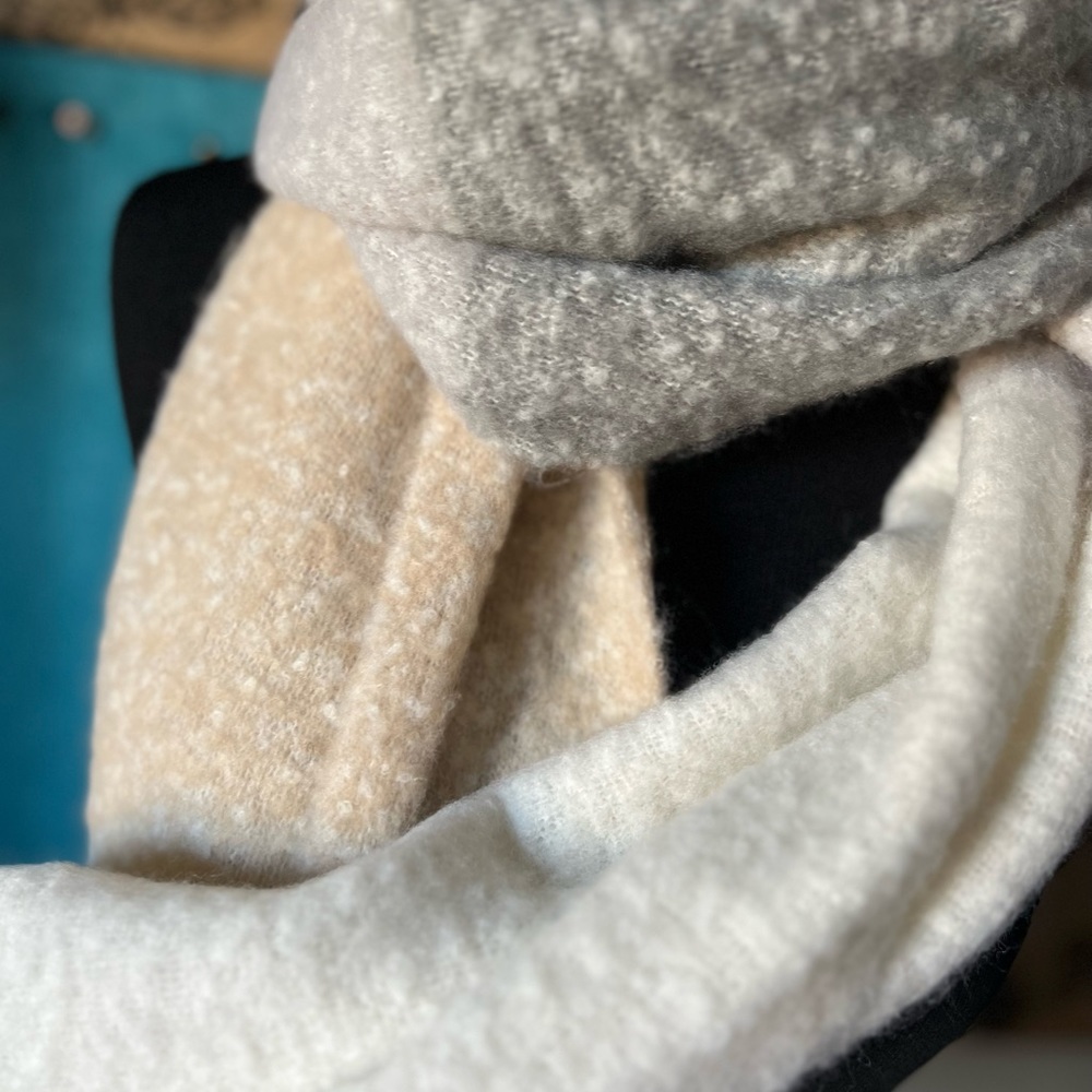 Old Navy Blanket Scarf NWT Neutral Tones Gray Cream White - Picture 3 of 5